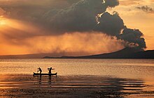 Pêcheurs de tilapia sur le lac Taal, bravant les risques d'éruption du Taal en janvier 2020 (Philippines).