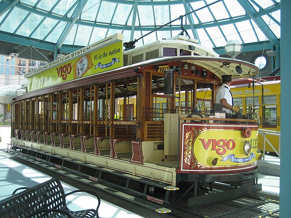 Gomaco-built 15-bench open car (No. 1976) on the TECO Line in Tampa, in 2008.