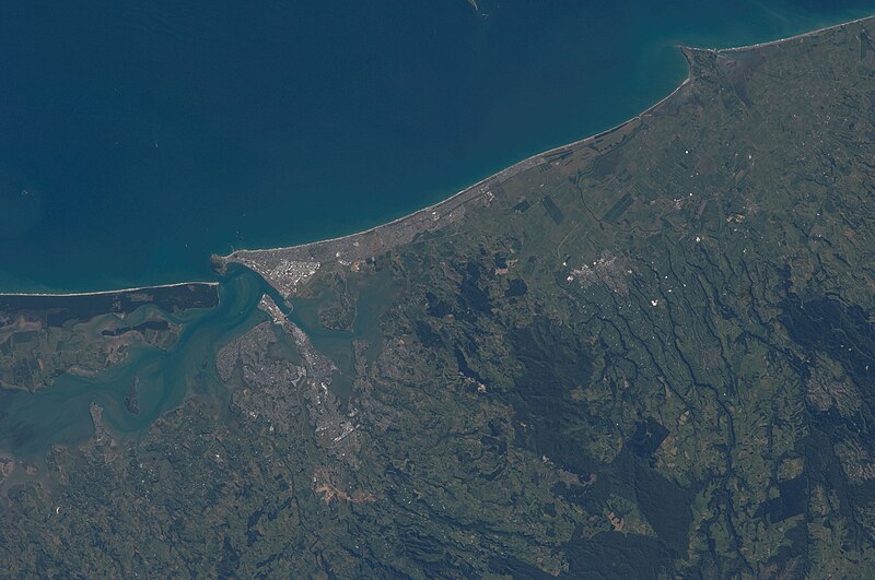 File:Tauranga, New Zealand (ISS018-E-20020).jpg