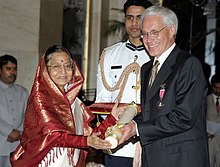 Prezident, Smt. Pratibha Devisingh Patil 2012 yil 4 aprel kuni Nyu-Dehli shahridagi Rashtrapati Bxavan shahrida investitsiya marosimida doktor Eberxard Fischerga Padma Shri mukofotini topshirmoqda .jpg