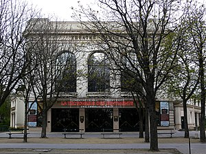 L'entrée du Théâtre Marigny sur l'avenue de Marigny.