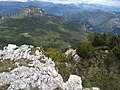 Monte Tombea, in basso i resti di una trincea, in lontananza Cima Spessa e monte Alpo di Bondone