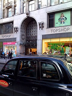 Topshop es una cadena multinacional británica de ropa, calzado y accesorios. Posee alrededor de 500 tiendas alrededor del mundo –300 de las cuales están en Reino Unido-, además, vende en línea. El actual director ejecutivo es Ian Grabiner y forma parte del grupo Arcadia, que está dirigido por Philip Green.
