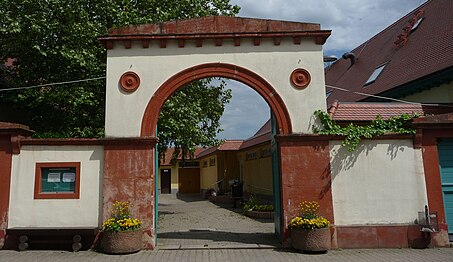 Tor zum Gelände von Bürgerhaus und Friedenshalle