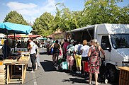 Le marché de la place Rabelais, en août 2018. vendeur de fromage.