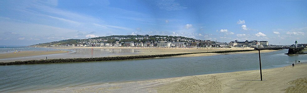 Vue panoramique de la plage et de l'entrée du port.