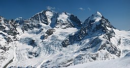 Piz Bernina (fra midten mod venstre) med Biancograt til venstre, Piz Scerscen og Piz Roseg til højre, set fra Piz Corvatsch