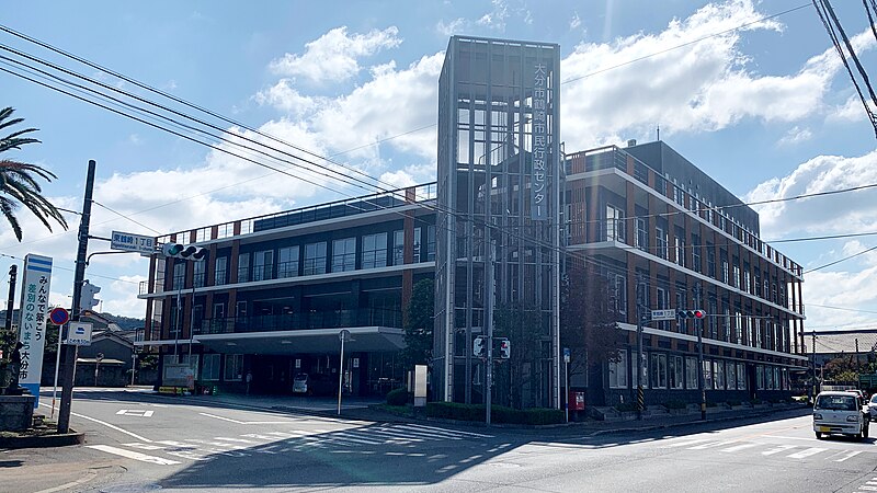 File:Tsurusaki Citizens' Administration Center Building.jpg