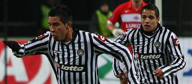 Sánchez (right) and fellow Chilean Mauricio Isla in a UEFA Cup match against Spartak Moscow in 2008