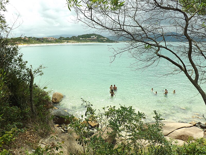 File:Um lugar muito especial na praia de cima - panoramio (1).jpg