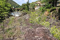 馬背岩の上面から北方向。湯谷温泉の大型旅館が並ぶ。