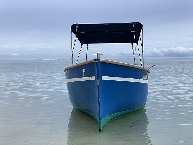 File:Un bateau bleu au mouillage sur l'Île aux Bénitiers.jpg