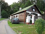 Čeština: Chalupa s autem ve Vavřeticích. Okres Benešov, Česká republika. English: Cottage with a car in Vavřetice, Benešov District, Czech Republic.