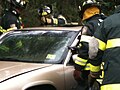 アメリカの消防団による事故車両からの救出訓練