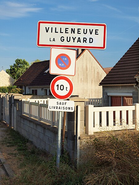 File:Villeneuve-la-Guyard-FR-89-panneau d'agglomération à Bichain-01.jpg