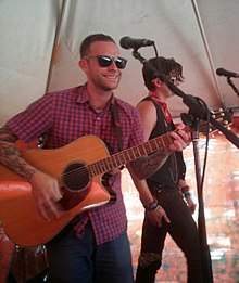 Vinnie Caruana (com William Beckett da The Academy Is ...) se apresentando na tenda Acoustic Basement da Vans Warped Tour em Dallas, TX - 1º de agosto de 2013