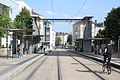 La station Bretagne, située rue du Pont-Sauvetout, possède des abris spécifiques avec un toit qui passe au dessus des voies.