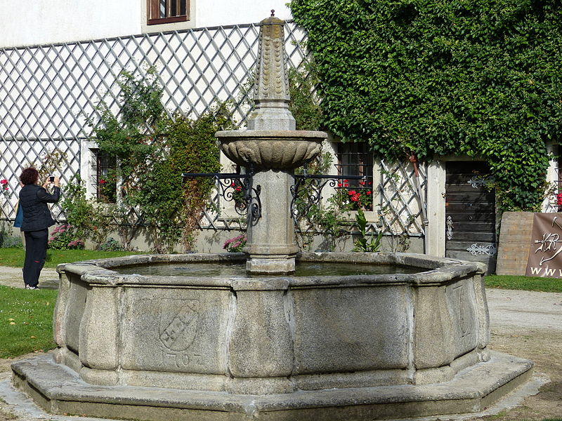 File:Waldenfels - Brunnen.jpg