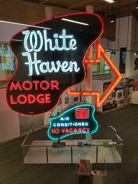 File:White Haven Motor Lodge sign preserved 2017-07-03.jpg