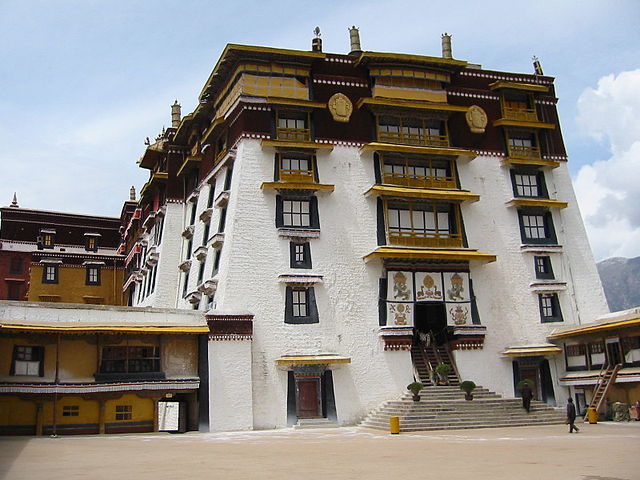 Overhangs on the White Palace in the Potala Palace complex—an example of Tibetan architecture from 1649.