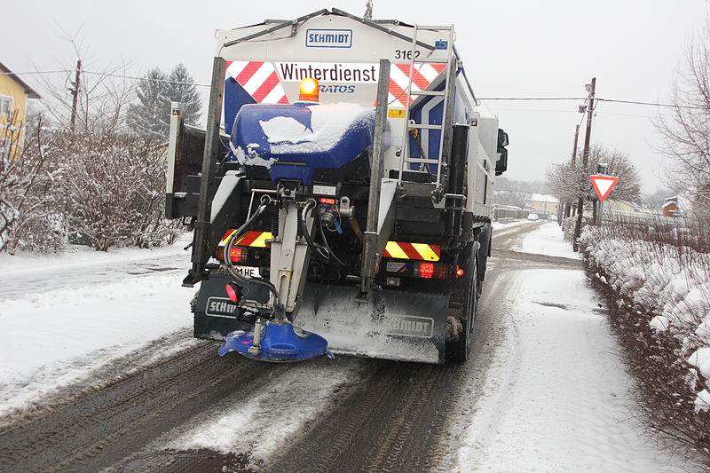 File:Winterdienst mit Heimo, Salzstreuen im Jänner 2014 (12204859236).jpg