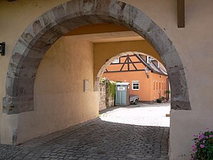 Wolframs-Eschenbach Altes Schulhaus Durchfahrt.jpg