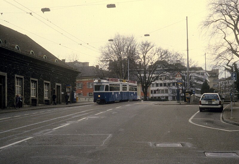 File:Zürich VBZ Tram 13 Bahnhof 761245.jpg