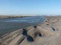 De nieuwe geul van 2016. De afbuiging naar het noorden bij de zee is al goed zichtbaar. De geulencyclus gaat zich herhalen.