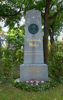 Zentralfriedhof Wien Grabmal Friederich Mohs.jpg