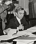 (García Añoveros) Leopoldo Calvo Sotelo preside la reunión del Consejo de Ministros. Pool Moncloa. 27 de noviembre de 1981 (cropped).jpeg