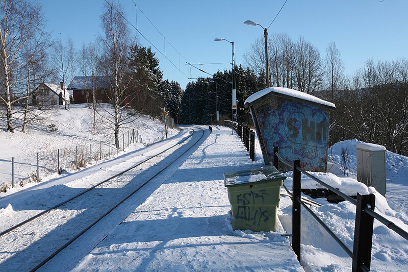 File:Åsåker train stop TRS 070210 062.jpg