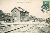 Vue d'ensemble de la gare, de gauche à droite : bâtiment du garde barrière, maison du chef de gare, bâtiment voyageur (d'origine) et halle à marchandises.