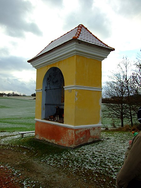 File:Římov, pašijová cesta, zastavení U chromého žida.jpg