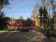 Братська могила радянських воїнів та пам'ятний знак на честь воїнів-односельців, с. Закотне.jpg