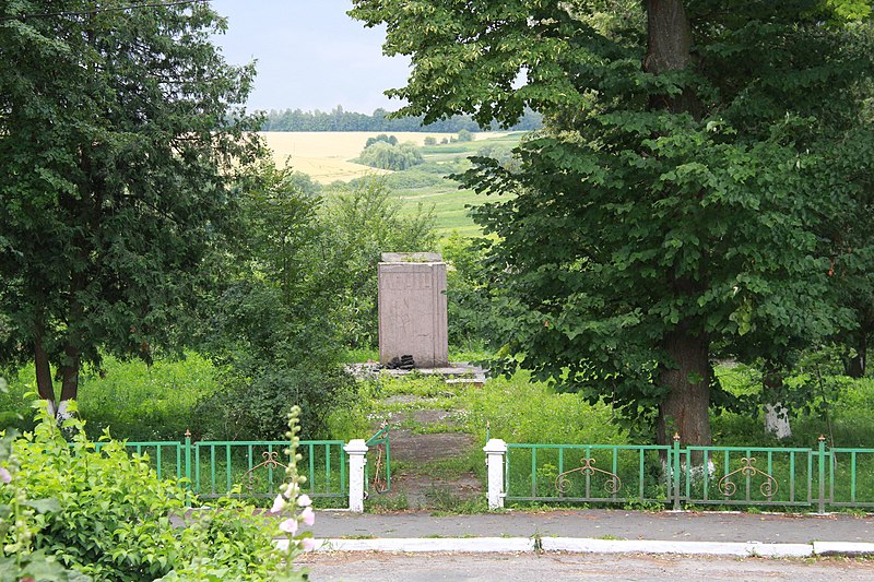File:Пам'ятник Леніну, село Миролюбне.jpg