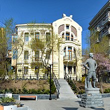 Manor of Julius Bryner, in front of which stands the statue of his grandson Juli (the actor Yul Brynner), Aleutskaya St. Panorama iz 20-ti kadrov-S.jpg