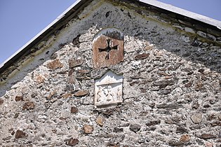 Ѕидни украси над источниот влез на црквата