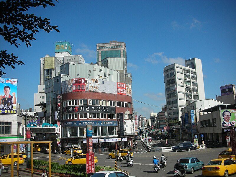 File:中壢站前街景 - panoramio.jpg