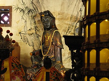 後殿的傾聽觀音像，台灣知府蔣元樞督造的三尊觀世音菩薩像之一