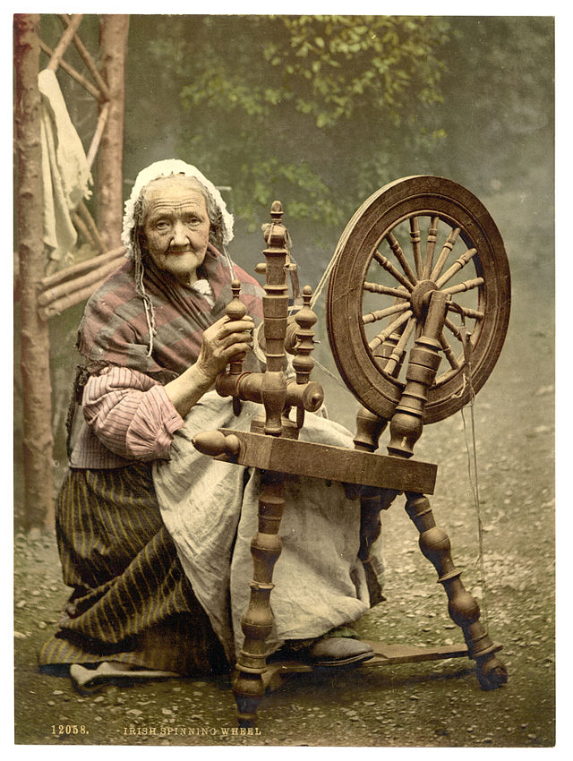 Фотохром пожилой ирландки с прялкой. 1890-е гг.