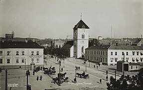 Sett mot øst (ca. 1910) Sommergården t.v.; Hornemannsgården t.h.; Vår Frue kirke i bakgrunnen. Foto: N.N./Nasjonalbiblioteket
