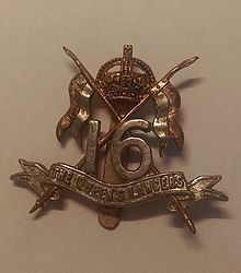 Al 16-lea Insignia Capului Lancierilor Reginei.jpg