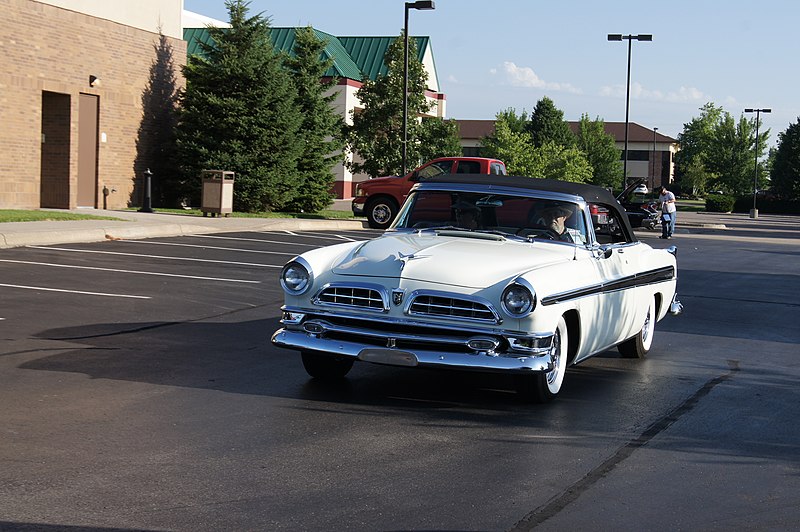 File:1955 Chrysler New Yorker Deluxe Convertible (9337803333).jpg