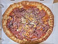 2019-01-04 AT Wien, Pizza Antonius 30cm, Käserand, Schinken, Zwiebel, Ei @ Wien 21 Floridsdorf, Casa Mama (51413474328).jpg