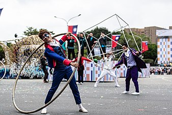 國慶主題表演中「多元匯藝」融匯阿卡貝拉團體及人體大環等特技，展現年輕人的表演創意。