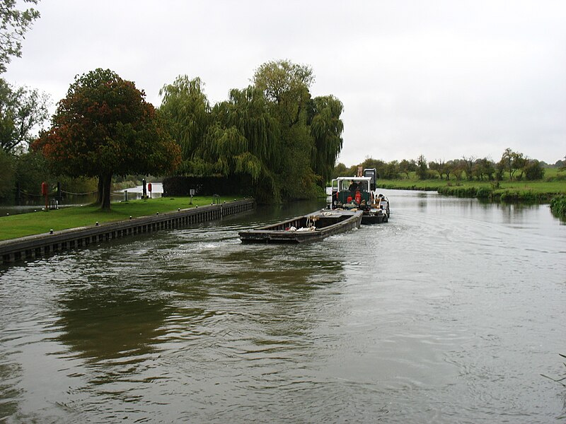 File:A working vessel leaving Day's Lock - geograph.org.uk - 4690306.jpg