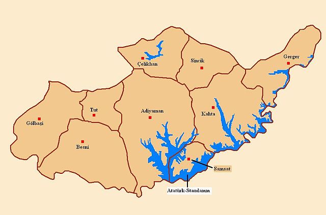 Mapa dos distritos da província de Adıyaman com as principais barragens da província