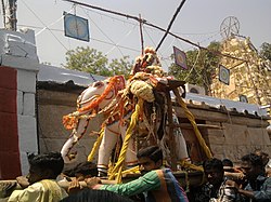 Фестивальное шествие мурти Лакшми за пределами храма верхом на слоне, храм Лакшми-Нарасимха в деревне Наллагандла, возле Хайдарабада