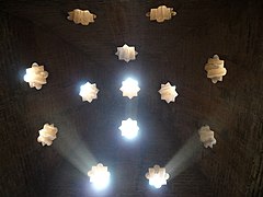 Claraboyas en forma de estrella de ocho puntas en uno de los baños de la Alhambra.