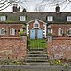 Almshouses dan gerbang, di Rolleston Dove.jpg